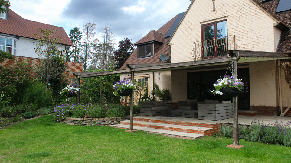 Large accommodation In Farnborough